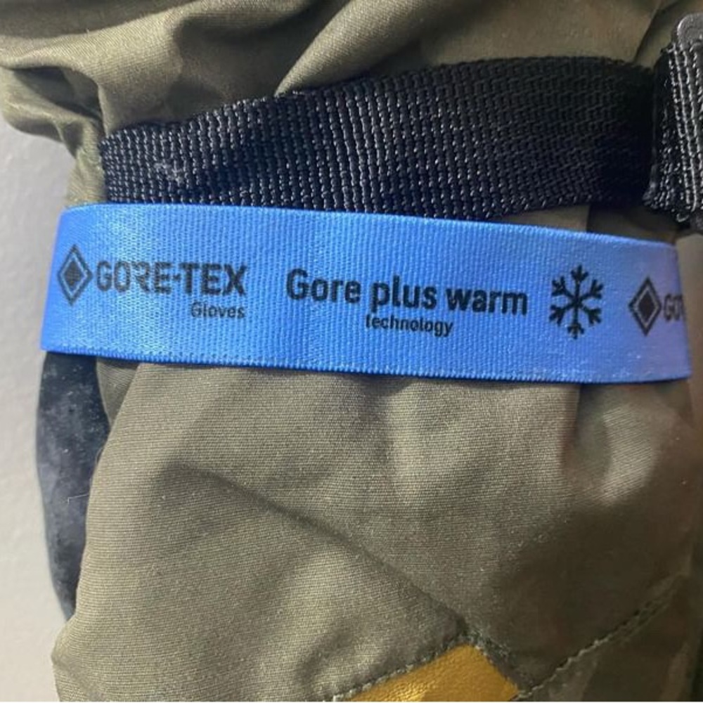 Burton Gore-Tex waterproof gloves.